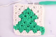 Christmas Tree Granny Square, Tree Granny Square, Granny Square Pattern Free, Crochet Tree, Granny Square Pattern, Crochet Christmas Trees, Little Christmas Trees, Granny Squares Pattern, Straight Stitch