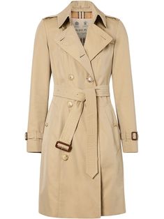 Time for a wardrobe update. Crafted from cotton, this honey beige Chelsea Heritage double-breasted trench coat from Burberry is detailed with a Vintage Check printed lining and it's all you need to complement your looks with an extra refined touch. Don't let it get away. Featuring a spread collar, a front button fastening, epaulettes on the shoulders, long sleeves, belted cuffs, a belted waist, two front pockets, a rear central vent and a mid-length. POSITIVELY CONSCIOUS: By buying this cotton p Burberry Trenchcoat, Beige Trench Coat, Burberry Classic, Burberry Trench, Burberry Trench Coat, Classic Trench Coat, Double Breasted Trench Coat, Minimalist Wardrobe, Trench Coats Women