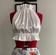 Ruched crop top . Ties at the back .  Made of silky satin . Few colours available Diy Fashion Tops, Diy Crop Top, Satin Clothes, Satin Crop Top, Backless Crop Top, Trendy Fashion Tops, Diy Sewing Clothes, Crop Top Outfits, Cropped Tops