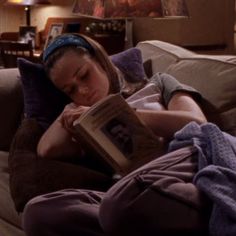 Rory Gilmore Waking Up, Reading Rory Gilmore, Rory Reading Aesthetic, Rory Chilton Aesthetic, Rory Gilmore Sleeping, Rory Gilmore Books Aesthetic, Studying Like Rory Gilmore Aesthetic, Rory With Books, Gilmote Girl Aesthetic