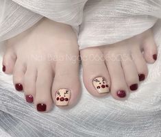 Nail Leg, Nail Designs Toenails, Pedi Nails, Christmas Toes, Nail Noel, Horror Nails, Santa Nails, Pedi Ideas, Toenail Designs