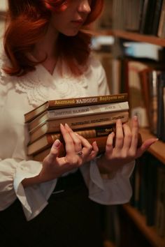 Woman In Library Photography, Aesthetic Library Photoshoot, Library Photography Ideas, Vintage Library Photoshoot, Library Photoshoot Ideas Aesthetic, Library Instagram Pictures, Poses With Books Photo Ideas, Library Pose Ideas, Library Pose