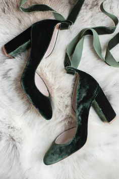 Velvet Tie, Forest Wedding, Shoes Lace, Pretty Shoes, Court Shoes, Green Wedding, Green Velvet, Bridal Shoes, Future Wedding