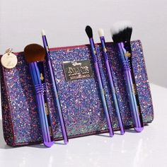 SILENCE! Make way for this maddeningly beautiful, limited-edition brush set, featuring 2 face brushes and 3 eye brushes inside a matching Beauty Bag. With details inspired by Disney’s timeless classic, Alice in Wonderland, combined with Sigma Beauty’s waterproof technology and ultra-soft synthetic fibers, no makeup look is impossible with these versatile brushes in your kit! Disney Alice in Wonderland Collection is available only to U.S. and Canada. HOW TO USE With the F47 Multitasker™ Brush, qu Evie Costume, Descendants Evie, Classic Alice In Wonderland, No Makeup Look, Face Brushes, Disney Alice In Wonderland, Alice In Wonderland Theme, Sigma Beauty, Pigment Eyeshadow