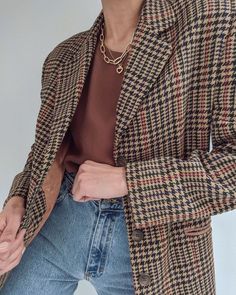 Outfits With Plaid Blazer, How To Style Plaid Blazer, Blazer Plaid Outfit, Menswear Blazer Outfit Women, Lesbian Blazer Outfit, Brown Plaid Blazer Outfit Casual, Autumn Blazer Outfit, 70s Blazer Outfit, Blazer Outfits Office