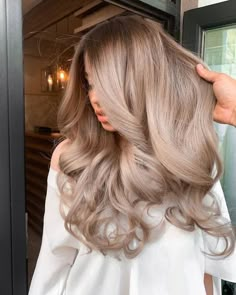 Blonde Hair For Pale Cool Skin, Heavy Root Blonde, Beige Ash Blonde Hair, Smoky Blonde Hair, Ash Beige Hair, Ash Blonde Toner, Champagne Balayage, Medium Cool Blonde