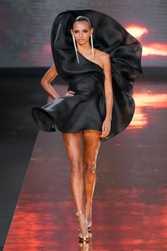 Stephane Rolland Spring Summer 2023 Haute Couture Fashion Show Fashion Show Dresses, Runway Fashion Couture, Collection Couture, Fashion Design Collection, Stephane Rolland, Elegante Casual, Spring Summer 2023, Couture Designers, Illustration Fashion Design