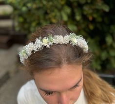 White and green flower hair wreath perfect for first holy communion, weddings or other special occasions and celebrations. This hair wreath is made of high quality realistic looking flowers and leaves, and preserved baby's breath. The design is simple and elegant. The flowers are white, the base of the wreath is also white. Thanks to the combination of preserved baby's breath, small pearl and paper roses this flower wreath is very durable We've crafted this wreath with great attention to detail, Flower Crown White, Communion Headpiece, Dried Flower Crown, Flower Wreath Hair, Hair Wreath, White Headband, Baby's Breath, First Holy Communion, Green Flower