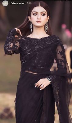 Pakistani Blouse Designs Saris, Makeup Looks With Black Saree, Black Sari Pakistani, Makeup On Black Saree, Black Sari Look, Makeup With Black Saree, Black Saree Makeup Look, Black Saari, Black Saree Party Wear