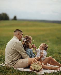 Picnic Photo Shoot, Outdoor Family Photoshoot, Spring Family Pictures, First Family Photos, Baby Birthday Photoshoot, Crafts For Preschoolers