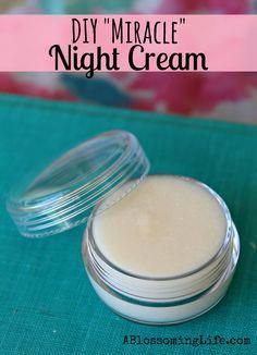 This DIY "Miracle" Night Cream can help moisturize, hydrate, brighten, and freshen skin all while decreasing sun spots and dark circles. Homemade Anti Aging Serum, Diy Wrinkle Cream, Diy Wrinkles, Anti Aging Homemade, Diy Eye Cream, Anti Aging Creme, Lip Scrubs, Anti Wrinkle Cream, Natural Diy