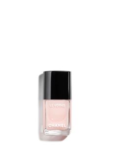 A protective and long-lasting nail colour designed to create a glossy sheen with every coat. An essential accessory that adds the finishing touch to any look. Enriched with a high concentration of pigments, plus naturally derived camellia eco-ceramides developed exclusively for CHANEL, the formula delivers an even result with unparalleled hold. Chanel Ballerina Nail Polish, Ysl Nail Polish, Chanel Foundation, Mascara Base, Chanel Blush, Chanel Hydra Beauty, Chanel Nail Polish, Chanel Nails, Orange Stick