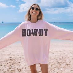 Our Howdy sweatshirt is a cozy and stylish garment perfect for any western-loving fashionista.  With a relaxed fit and a classic crew neckline, it's an ideal choice for a casual day out, a rodeo event, or a cozy night in.  Note: ♡ Our products are made to order specially for you. We have included size charts and a quick memo on finding the perfect size!  ♡ We don't accept returns or exchanges. Please check our color and size charts before you place your order :) ♡ Please make sure all shipping i Preppy Howdy Howdy Howdy Shirt, Western Sweatshirts Pink, Western Crew Neck Sweatshirt Pink, Concert Style, Sweatshirt Western, Western Sweatshirts, Rodeo Events, Western Graphic Tees, Concert Fashion