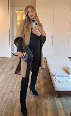 Rosie Hw Pregnant, Rosie Huntington Pregnant Style, Rosie Huntington Whiteley Pregnant Style, Maternity Chic Winter, Elegant Pregnancy Outfits, Pregnancy Winter Outfits, Maternity Workwear, Pregnancy Fashion Winter