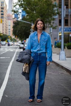 Denim Street Style, Look Jean, Denim Inspiration, Double Denim, Street Fashion Photography, Street Style Inspiration, Meghan Markle, Denim Outfit