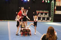 Easy Cheer Stunts, Cheer Pyramids, Youth Cheerleading, Cheerleading Workouts, Kids Cheering