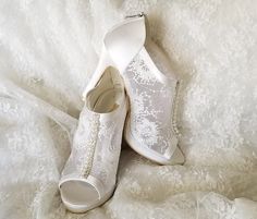 Lace Closed Toe Wedding Shoes For Formal Occasions, Formal Lace Wedding Shoes With Closed Toe, Elegant Lace Wedding Shoes, Elegant Wedding Shoes With Lace Work, Formal Lace Wedding Shoes With Almond Toe, Cream Lace Pointed Toe Wedding Shoes, Formal Lace Open Toe Wedding Shoes, Lace Almond Toe Wedding Shoes, Elegant Lace-up Wedding Shoes For Bride