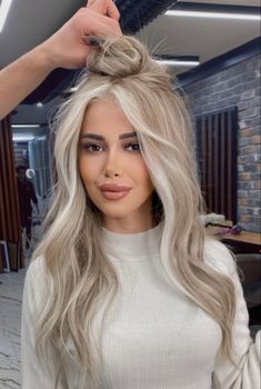 August Blonde Hair, Light Blonde Balayage Hair, Barbie Hair Color Blondes, Bright Platinum Blonde Hair, Edgy Blonde Hair Color Ideas, Platinum Money Piece Hair, Milky Beige Hair Color, Milky Blonde Balayage, Heavy Highlights Blonde