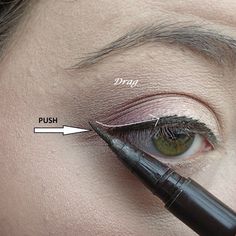 How To Do Eyeliner, Eyeliner Hacks, Eyeliner For Beginners, Perfect Eyeliner, Eyeliner Styles, Eye Liner Tricks, How To Apply Eyeliner, Makeup For Teens, Makeup Tutorial For Beginners