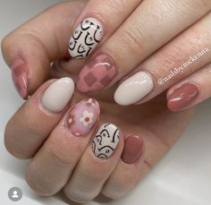 Simple Nail Designs Fall 2024, Fun Fall Nails 2023, Fall Fun Nails, Fall Mismatched Nails, Spring Checkered Nails, Retro Fall Nails, Fall Nails Checkered, Checkered Fall Nails, Fall Manicure Nails