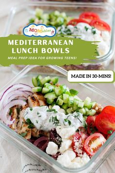 A glass bowl with farro, grilled chicken, feta cheese, tomato, cucumber, purple onion, and tzatziki sauce Teen School Lunch, Meal Prep Mediterranean, Chicken Farro, Mediterranean Lunch, Mediterranean Bowls, Lunch Bowl, Lunch Idea