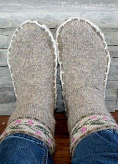 Old Sweater Diy, Sweater Slippers, Upcycled Sweater, Diy Slippers, Diy Sweater