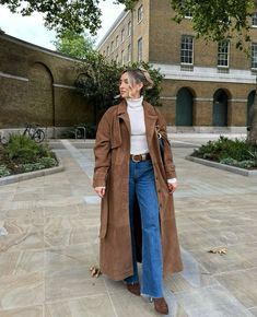 Tan Trench Coat Outfit Winter, Suede Trench Coat Outfits, Suede Coat Outfit, Fall Trench Coat Outfits, Tan Trench Coat Outfit, Freezing Weather Outfit, London Vacation Outfits, London Fall Outfits