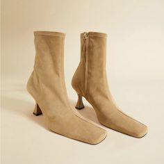 Size 38/ Fits 7.5-8 A New Twist On The Classic Duck Boot Silhouette: Stretch Vegan Suede Duck Boots Manu Atelier’s First Stretch Vegan Suede Boots Add Bold Innovation To The Timeless Shape. Wrapping Your Feet Perfectly, These Stretch Vegan Suede Duck Boots Open A New Era Of Comfort In Your Dynamic City Life. With Its Soft Touch, It Will Not Make Its Presence Felt On Your Feet. Power Up Your Look From Day To Night With Your New Style Hero! Never Worn, Have Shoe Bag But Didn’t Keep The Box Style Duck Boots, Duck Silhouette, Embossed Boots, Leather High Heel Boots, Chelsea Rain Boots, Slouched Boots, Black Leather Ankle Boots, Pull On Boots, Classic Boots