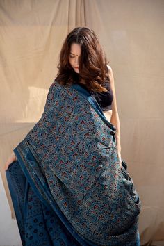 Block Printed Sarees Cotton, Indigo Print Saree, Indigo Saree Blouse Combination, Ajarak Print Saree, Cotton Block Print Saree, Cotton Saree Look Modern, Ajrak Saree, Linen Cotton Sarees, Cotton Printed Saree