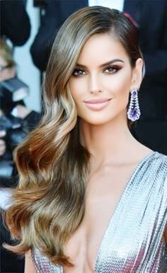 Gray Highlights Brown Hair, Gray Highlights, Halloween Hairstyles, Red Carpet Premiere, Modern Short Hairstyles, Pageant Hair, Baby Pink Dresses, Izabel Goulart