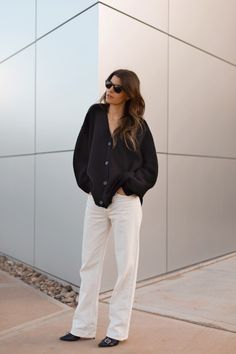 2023 Cardigan, Black Oversized Cardigan Outfit, Black Cardigan Sweater Outfit, Cardigan Outfits 2023, Cardigan 2023, Oversized Black Cardigan Outfit, Jenni Kayne Outfit Ideas, Zip Cardigan Outfit, Oversized Cardigan Outfit Winter