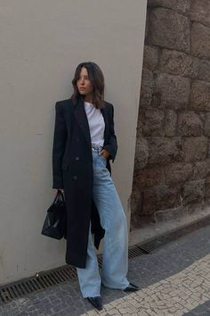 Are you looking for the best wide leg jeans outfit ideas? Check this post for the best style tips on how to style wide leg jeans for different occasions, what to wear with wide leg denim jeas, and the trendiest wide-leg jeans outfit ideas to copy. Popular Jeans, Simple Winter Outfits, Jeans Outfit Winter, Look Jean, Elegante Y Chic