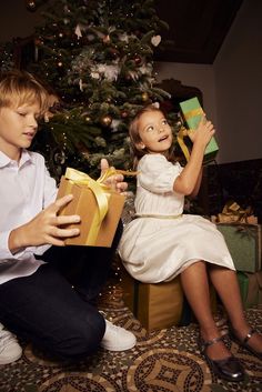 Christmas Editorial, Christmas Family Photoshoot, French Kids, Christmas Campaign, Xmas Elf, Holiday Photoshoot, Holiday Campaign, Family Presents