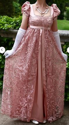 Mis historias - Wattpad 1800 Inspired Outfit, Regency Court Gown, Bridgerton Fancy Dress, 1800s Inspired Dresses, 1813 Dress Aesthetic, 1810s Dress Ball Gowns, 1800s Pink Dress, Pink Bridgerton Dress, Regency Era Costume