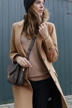 Swedish style camel coat | copenhagen street style outfit Style Camel Coat, Louis Vuitton Street Style, Winter Coat Outfits, Copenhagen Street Style, Coat Street Style, Swedish Style, Camel Coat