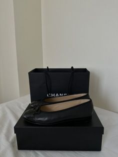 ad eBay - Find many great new & used options and get the best deals for CHANEL CLASSIC BLACK CALFSKIN LEATHER BALLET FLATS Size EU 38 1/2 NEVER WORN OUT at the best online prices at eBay! Free shipping for many products! Leather Ballet Flats, Chanel Ballet Flats, Chanel Classic, Classic Black, Ballet Flats, Ebay Finds, Calf Skin, In London, Ballet