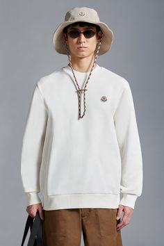 A casual staple, this sweatshirt is crafted from pure cotton. The classic crew neck style for men is embellished with a felt logo patch on the chest, a distinct Moncler design code. Casual Sweater With Logo Patch For Streetwear, Casual Streetwear Sweater With Logo Patch, Casual Long Sleeve Sweatshirt With Logo Patch, Casual Crew Neck Sweatshirt With Logo Patch, White Logo Patch Sweatshirt, White Long Sleeve Sweatshirt With Logo Patch, Patch Sweatshirt, Monogram Sweatshirt, Style For Men