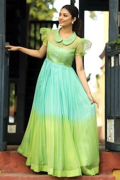 https://pin.it/fbgAyYduC Frocks For Women Party, Frock Designs For Women, Frock Designs For Girl, Frock Models, Kurta Women, Kurti Cotton, Women Kurti