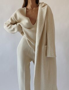 Spring Outfit Women, Skandinavian Fashion, Lounge Outfit, Knitted Suit, Wool Poncho, Winter Vest, Frankie Shop, White Coat, Wool Knit