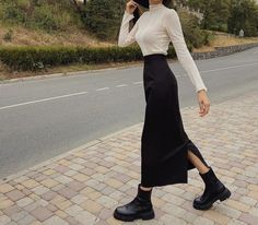 Midi Skirt And Chelsea Boots, Black Silk Skirt Outfit Fall, Outfits Aesthetic Long Skirt, Midi Skirt And Sweater Outfit, Black Long Skirt Outfit, Aesthetic Long Skirt, Long Black Skirt Outfit, Midi Skirt Outfits, Autumn Outfits Aesthetic