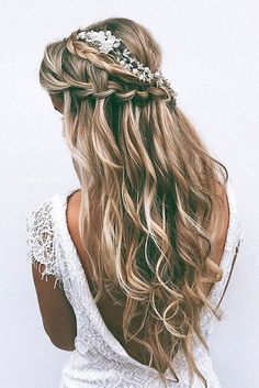 These 10 Greek Wedding Hairstyles will guarantee that no matter which look you choose, you will be an unforgettable image of love and beauty as a bride. Cowgirl Hairstyles, Cowgirl Magazine, Flowers In Her Hair, Boho Wedding Hair, Long Hair Wedding Styles, Wedding Hair Down