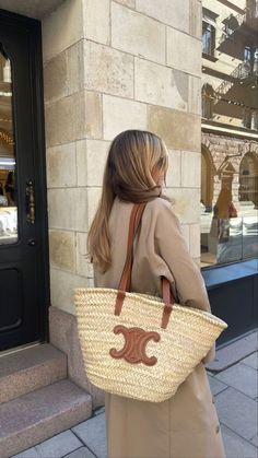 Celine Raffia Bag, Celine Beach Bag, Celine Straw Bag, Straw Purse Outfit, Straw Bag Outfit, Street Style Handbags, Bags Wishlist, Purse Outfit, Handbag Storage