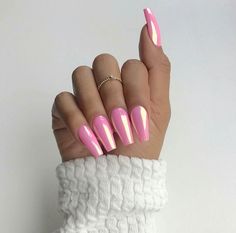 Matalic Nails Acrylic Pink, Light Pink Chrome Nails Coffin, Bubble Gum Pink Chrome Nails, Holographic Pink Nails, Chrome Nails Designs Pink, Pink Chrome Coffin, Pink Nails Ideas Glitter, Pink Chrome Acrylic Nails, Pink Chrome Nails Designs