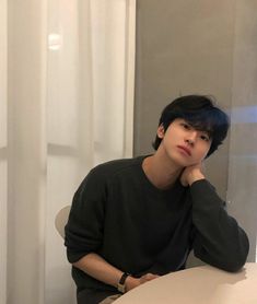 Black Hair Boy, A Sign Of Affection, Sign Of Affection, American Guy, Mens Casual Outfits Summer, Boys Long Hairstyles, Korean Boy, Asian American