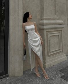 Satin Dresses Aesthetic, Elegant White Prom Dress, White Elegant Dress Classy, Pretty Dresses Casual Classy, White Gowns Elegant, Vestidos Elegantes Aesthetic, Long Satin Dress Outfit, White Fancy Dresses, Vestidos Aesthetic Elegantes