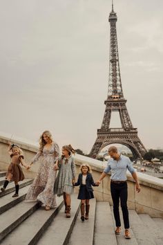 Family photo of parents and children in paris with the eiffel tower Paris Family Pictures, Paris Family Photos, Family In Paris, Disney Poses, Photoshoot In Paris