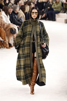 Coat 2024 Women, Fall Fashion Week 2024, Fall 24 Runway, Chloe Fw 2024, Fall Runway 2024, Winter 2025 Fashion, Chloe Fall Winter 2024, Chloe Runway 2024