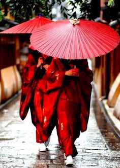 япония Red Umbrella, Traditional Kimono, Japan Woman, Foto Art, Maneki Neko, Kyoto Japan, Root Chakra, Red Aesthetic, Yohji Yamamoto