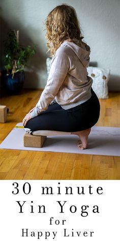 a woman sitting on top of a yoga mat with the words 30 minute yin yoga for happy livers