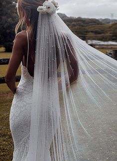 the back of a bride's veil with flowers on it